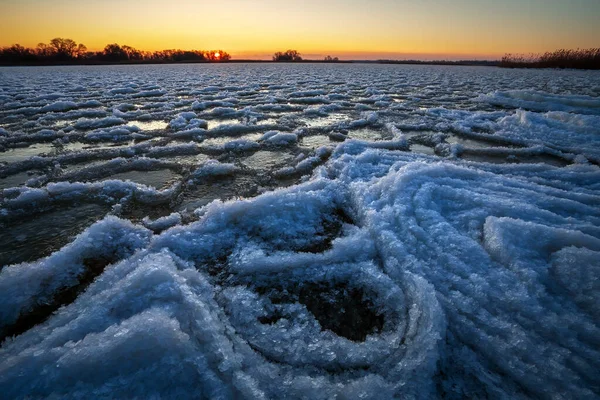 Gün Batımında Deniz Kıyısında Doğal Kış Manzarası Buz Günbatımı Gökyüzü — Stok fotoğraf