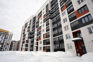 Modern bir Avrupa apartman kompleksi. Kış. Açık havada.. 
