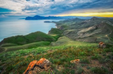 Sea Spring Körfezi. Dağın manzarası. Doğa bileşimi.