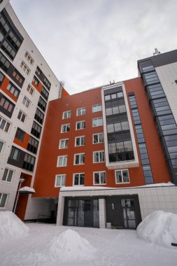 Modern bir Avrupa apartman kompleksi. Kış. Açık havada.. 