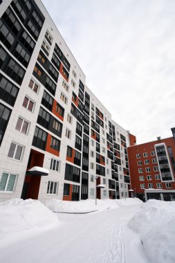 Modern bir Avrupa apartman kompleksi. Kış. Açık havada.. 