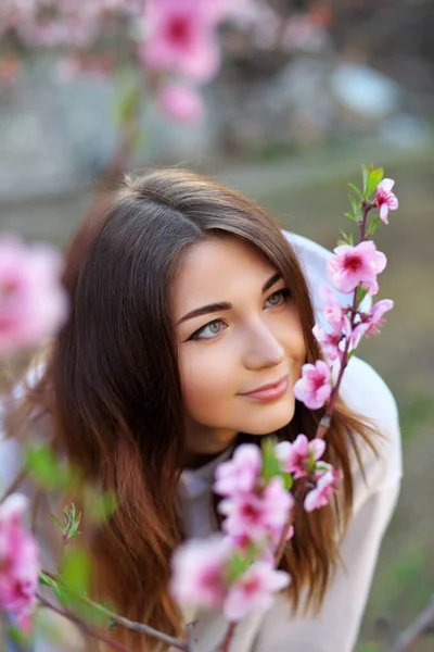 Усміхнена Красива Дівчина Стоїть Біля Персикового Дерева Під Час Заходу — стокове фото
