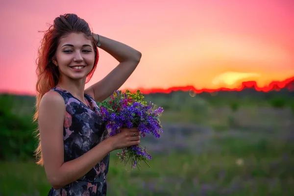 Linda Chica Atractiva Joven Con Ramo Flores Colores Sus Manos —  Fotos de Stock