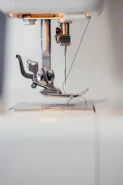 Close-up of the sewing machine and sewing needle studio. macro — Stock Photo, Image