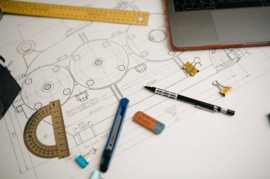 Mühendislik çizimleri, açıölçer, defter, dönem ödevi ya da diploma projesi. Uygulamalı mekanik