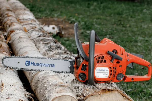 Kirov, Rusya - 09.10.2020 Husqvarna 236 elektrikli testere kütüklerin üzerinde duruyor. küresel bahçe ekipmanı markası — Stok fotoğraf