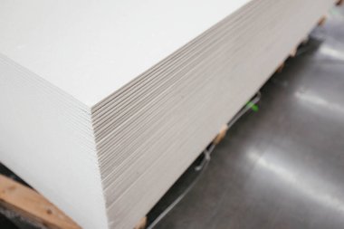 Tamamlanmış materyaller. Alçıpan levhaları istiflenmiş. Yakın plan.