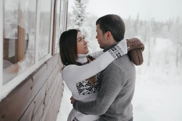 Un jeune couple hipster s'embrasse dans un parc d'hiver. Vacances d'hiver. — Photo
