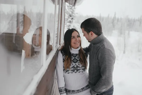 Un jeune couple hipster s'embrasse dans un parc d'hiver. Vacances d'hiver. — Photo