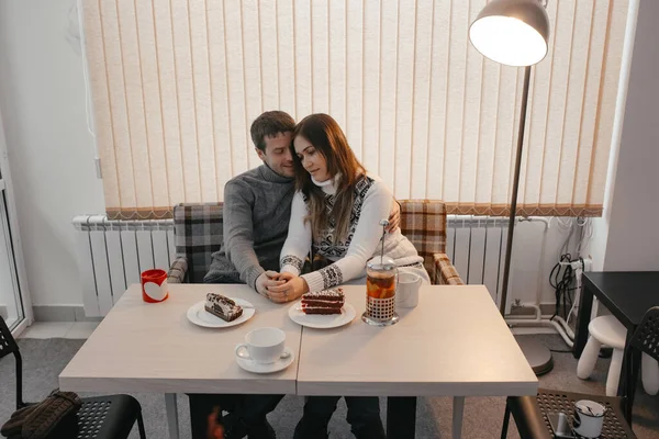 사랑하는 커플은 카페에서 쉬고 있습니다. 두 사람은 아름다운 청년 이 자 여성이다. 차를 마시는 부부. 사람들은 서로를 쳐다본다. 사람들은 행복해 하고 웃고 있어. 낮. — 스톡 사진