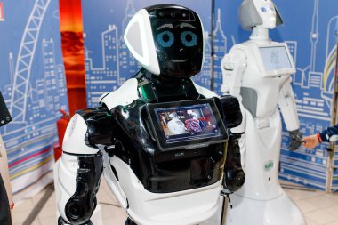 KIROV, Rusya - 4 Ağustos 2021: Promobot ve WIKI sergide çalışıyor. Robotlar danışmandır..