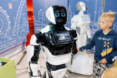 KIROV, RUSSIA - 4 AĞUSTOS 2021 Çocuk Kirov 'daki Robotlar Şehri' nde dostluk ve anlayış göstergesi olarak elini uzatıyor.