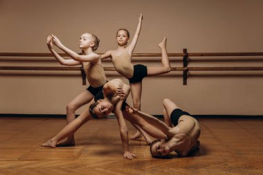 Modern dans pozisyonunda duran bir grup küçük balerin görüntüsü. Boşluğu kopyala