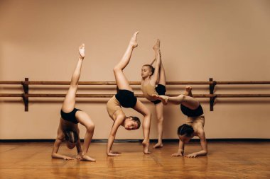 Bale okulunun koreografi sınıfındaki genç balerin öğrencileri dans provası yapıyor.