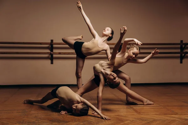 Group of modern ballet dancers is dancing a modern dance in a dance studio. The concept of art, beauty, fashion — Stock Photo, Image