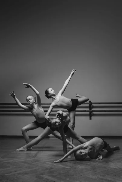 Imagem Preto Branco Grupo Pequenas Bailarinas Modernas Uma Pose Dança — Fotografia de Stock