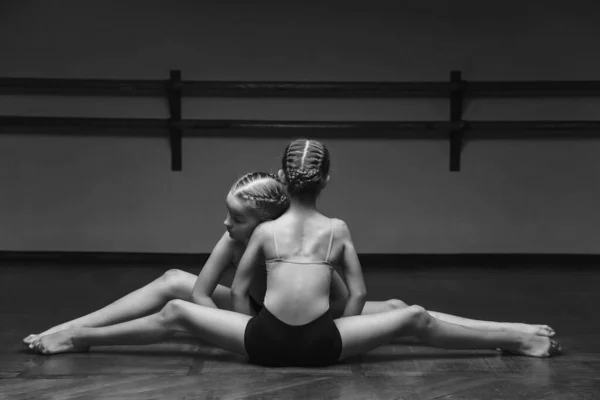 Черно Белый Два Прекрасных Молодых Балерины Делающих Шпагат Растягивая Ноги — стоковое фото
