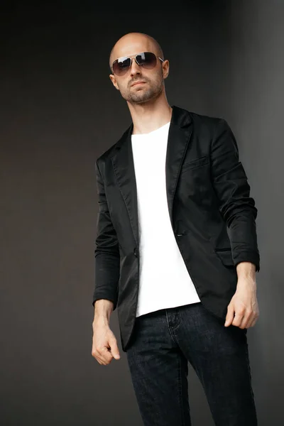 Image Bel Homme Chauve Shirt Blanc Sur Fond Gris Photo — Photo
