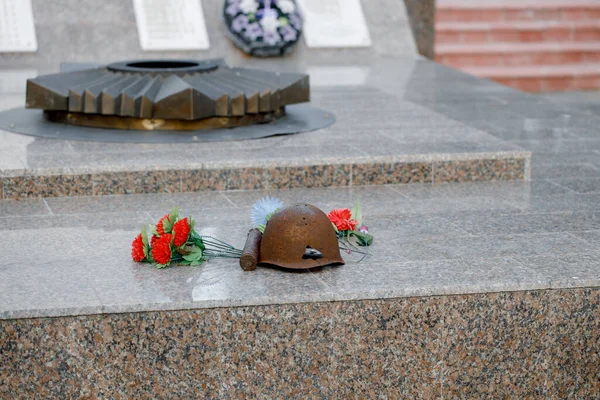 Monumento Gran Guerra Patria Casco Atravesado Por Una Bala Una — Foto de Stock