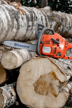 Kirov, Rusya - 09.10.2020 Husqvarna 236 elektrikli testere kütüklerin üzerinde duruyor. küresel bir bahçe ekipmanı markası. 