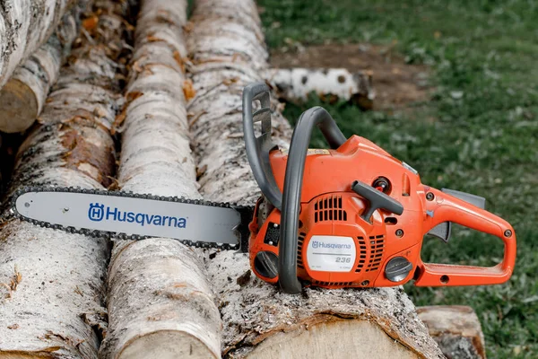 Kirov Russia 2020 Husqvarna 236 Chainsaw Stands Logs Global Brand — Stock Photo, Image