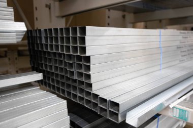 İnşaat malzemeleri için galvanize edilmiş dikdörtgen çelik borular. Duvarların yapımı ve inşaatı. Yapı konsepti