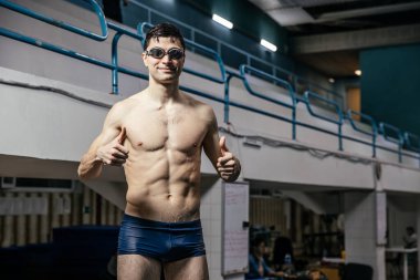 Havuzdaki adam başparmağını yukarı kaldırıyor. Spor anlayışı