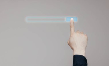 Adamın eli bilgisayarın dokunmatik ekranında tarayıcı kullanıyor. El, internette veri aramak için çubuğu kullanır
