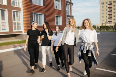 Bir grup mutlu genç kız şehirde geziyor, eğleniyor ve gülüyorlar. Rahatlama ve kız arkadaşlığı kavramı