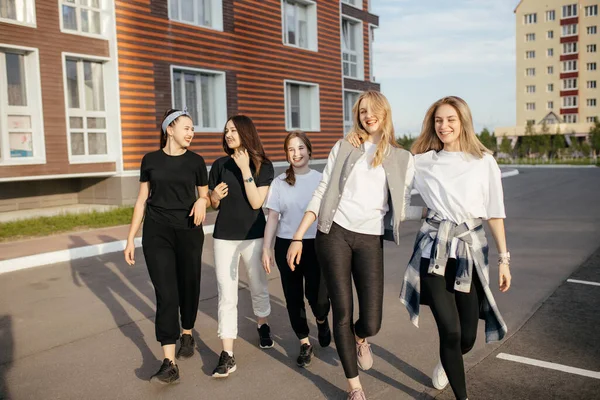 Bir grup mutlu genç kız şehirde geziyor, eğleniyor ve gülüyorlar. Rahatlama ve kız arkadaşlığı kavramı
