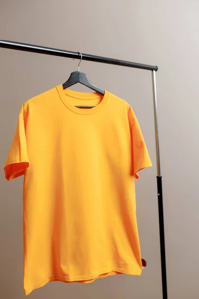 Camiseta Amarilla Vacía Que Cuelga Una Percha Sobre Fondo Gris —  Fotos de Stock