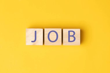 Sarı arka planda tahta küplerdeki 