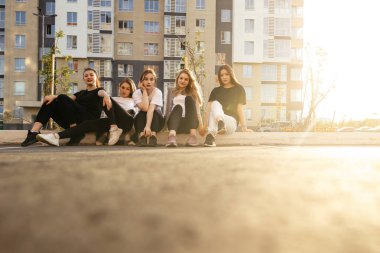 Beş ergen kızdan oluşan bir grup şehrin yol kenarında oturuyorlar. İyi eğlenceler ve gülün, arkadaşlık kavramı.