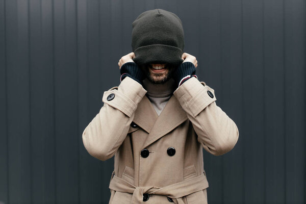 Крупный план портрета молодого, улыбающегося, счастливого, смеющегося человека, слышащего хорошие новости с закрытыми глазами. Позитивные эмоции, выражение лица, реакция, отношение