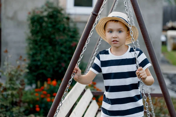 Şapkalı Çizgili Tişörtlü Komik Çocuk Dışarıda Parkta Zincirli Salıncakla Eğleniyor — Stok fotoğraf
