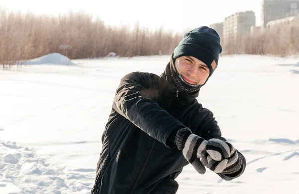 Activités Plein Air Hivernales Gros Plan Bel Homme Réchauffant Avant — Photo