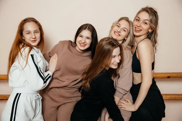 Retrato Cinco Hermosas Mujeres Sonrientes Ropa Deportiva Pie Juntas Aislamiento —  Fotos de Stock