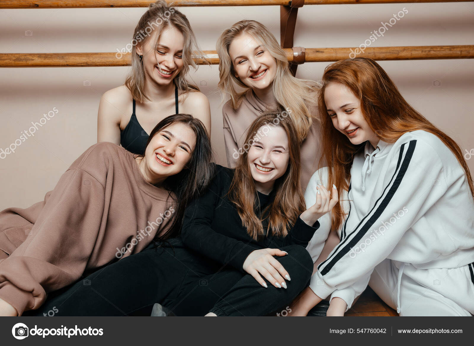 Весёлые Женщины Девушки Спортивной Одежде Сидящие Стены.