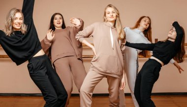 Bir dans stüdyosunda çeşitli genç hip hop dansçıları.
