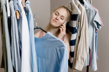 Dükkanda akıllı telefon montaj odasında konuşan tatlı bir kız. Bir kız arkadaşını arayıp stil, moda, alışveriş ve tüketim kavramını anlatıyor..