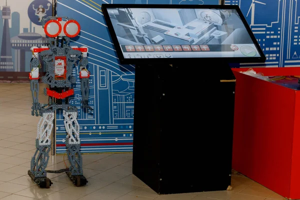 KIROV, Ρωσία - 4 Αυγούστου 2021: Ένα ρομπότ από τον σχεδιαστή Meccanoid. Το παιχνίδι του μέλλοντος. ρομποτική — Φωτογραφία Αρχείου