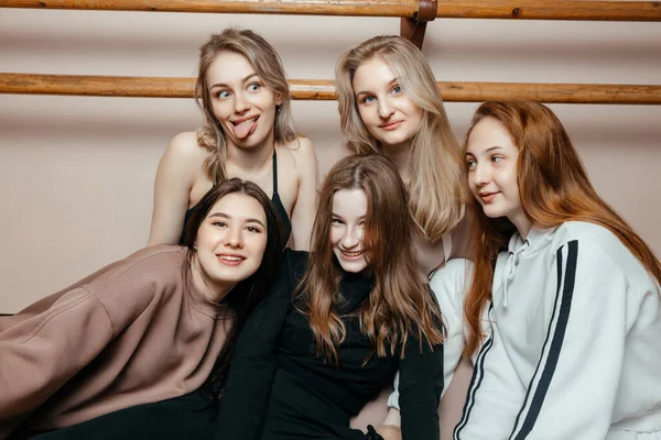 Група дівчат розважаються в тренажерному залі, розслабляючись — стокове фото