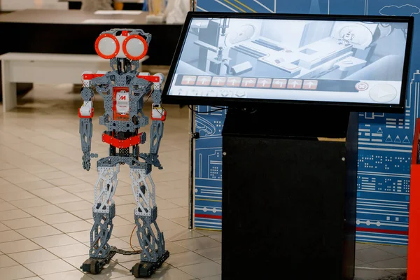 KIROV, Ryssland - 4 augusti 2021: En robot från designern Meccanoid. Framtidens leksak. Robotik Royaltyfria Stockfoton