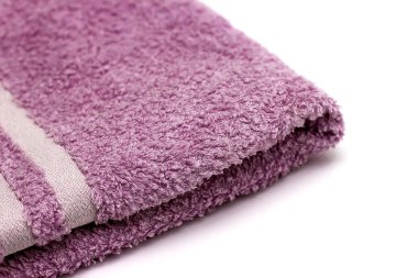 Beyaz arkaplanda pembe havlu