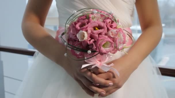 Bride hold the wedding bouquet in her hands — Stock Video