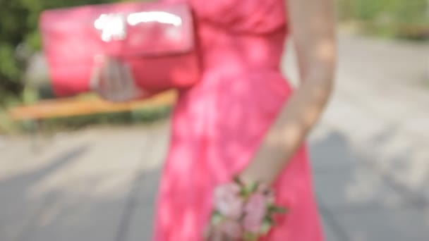 Bonito accesorio de flor rosa en la mano de la dama de honor — Vídeos de Stock