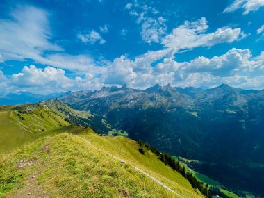 Güneşli bir günde İsviçre Alplerinde dağ sıraları