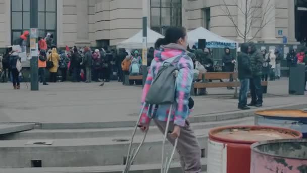March 2022 Lviv Ukraine Woman Crutches Large Backpack Trying Evacuate — Stockvideo