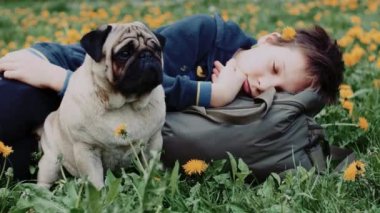 Evsiz çocuk dışarıda torbanın üstünde uyuyor.