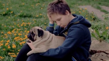 Köpeğiyle birlikte üzgün Ukraynalı mülteci çocuk